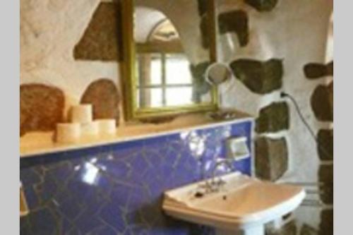 W łazience znajduje się umywalka i lustro. w obiekcie Casa Avocado w mieście Valle Gran Rey