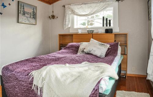 En eller flere senge i et værelse på Beautiful Home In Gunnarskog With Lake View