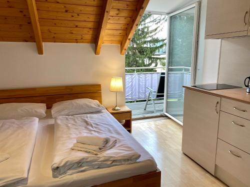 Posteľ alebo postele v izbe v ubytovaní AJO Apartments - Alte Donau Lake or Garden View Balcony Studio - Self-Check-in