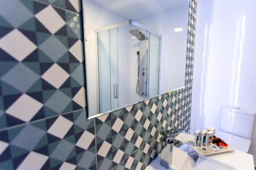 Ένα μπάνιο στο Apartamentos Hervás Suites