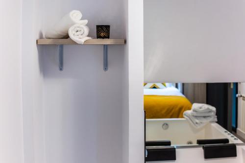 Ένα ή περισσότερα κρεβάτια σε δωμάτιο στο Apartamentos Hervás Suites
