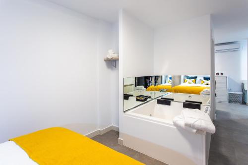 Ένα ή περισσότερα κρεβάτια σε δωμάτιο στο Apartamentos Hervás Suites