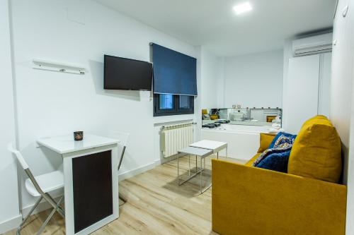 Телевизор и/или развлекательный центр в Apartamentos Hervás Suites
