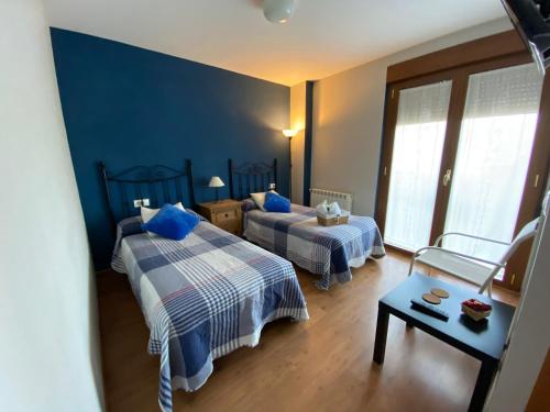 Un pat sau paturi într-o cameră la Hostal El Horno