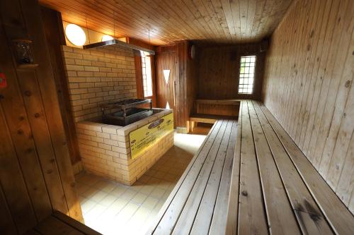 - Vistas al interior de una cabaña de madera con fogones en La Casa Panacea Okinawa Resort en Onna