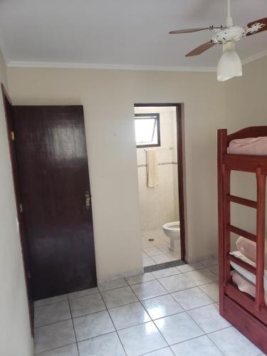 ウバトゥバにあるApartamento à 5min à pé da Praiaのバスルーム(黒いドア、トイレ付)
