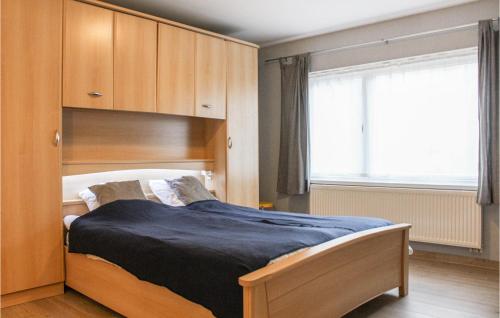 Säng eller sängar i ett rum på Lovely Apartment In Oostende With Wifi