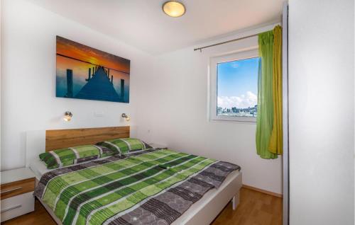 Schlafzimmer mit einem Bett und einem Fenster in der Unterkunft Nice Apartment In Piran With Kitchen in Piran