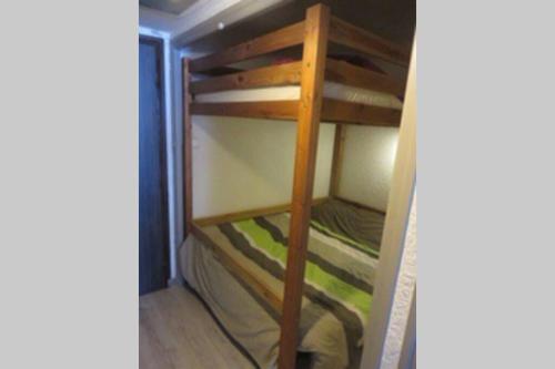 Ce lit superposé se trouve dans un dortoir doté de 2 lits superposés. dans l'établissement Appartement cosy Deux Alpes front de neige 34m2 6p, à Mont-de-Lans