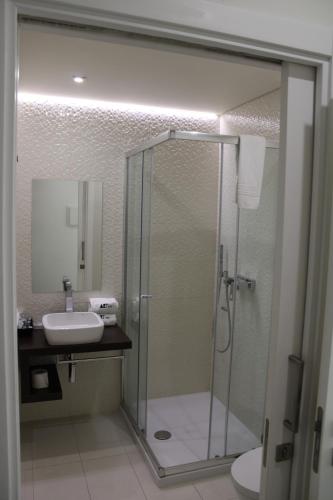 a bathroom with a shower and a sink at Barquinha River House in Vila Nova da Barquinha