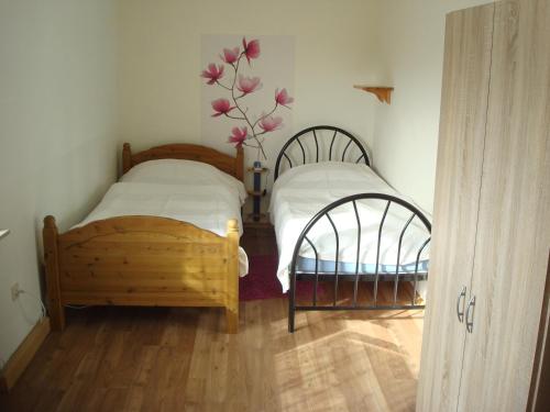 SandebeckにあるHaus am Teutoburgerwaldのベッドルーム1室(ツインベッド2台、白いシーツ付)