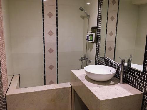 a bathroom with a bowl sink and a shower at Michelle hotel in Yuanlin