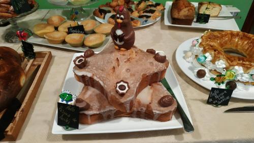 a cake in the shape of a house on a table at Hotel Casa Vieja del Sastre in Soto de Luiña