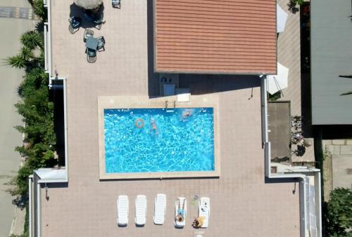 Bazén v ubytování Hotel Nel Pineto nebo v jeho okolí