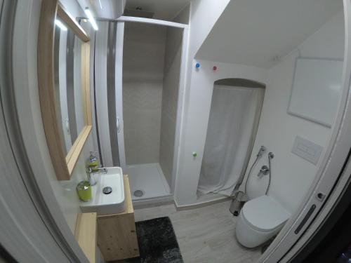 Bilik mandi di Il Loft nel Borgo Sospeso "con vista panoramica"