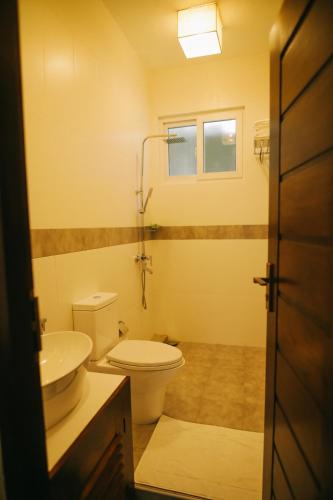 a bathroom with a toilet and a sink at Villa Lavish in Kandy