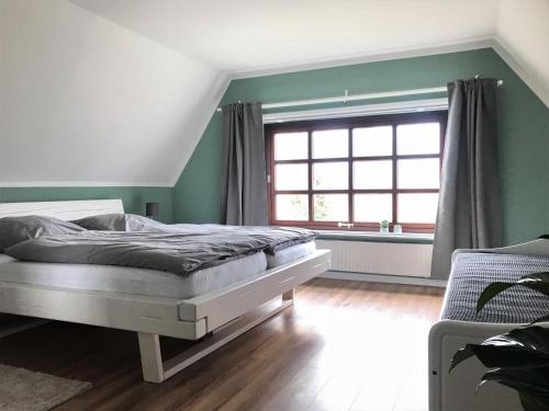 una camera con letto e finestra di Ferienwohnung Eulenhof -direkt an der Este a Jork