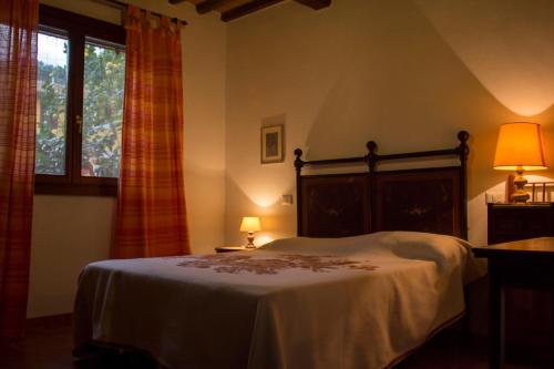 1 dormitorio con cama y ventana en Agriturismo Monte Alzato en Capalbio