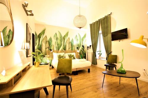 ein Wohnzimmer mit einem Bett und Pflanzen an der Wand in der Unterkunft Daily Napoli - Lungomare in Neapel