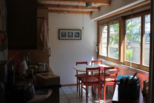 eine Küche mit einem Tisch und Stühlen sowie einem Fenster in der Unterkunft BnB Cà di sciavatin in San Vittore
