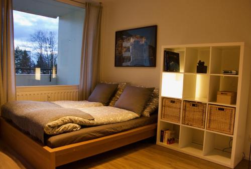 łóżko w pokoju z oknem i oknem w obiekcie Gemütliches Studio für zwei in Immenstaad nur 500m vom See w mieście Immenstaad am Bodensee