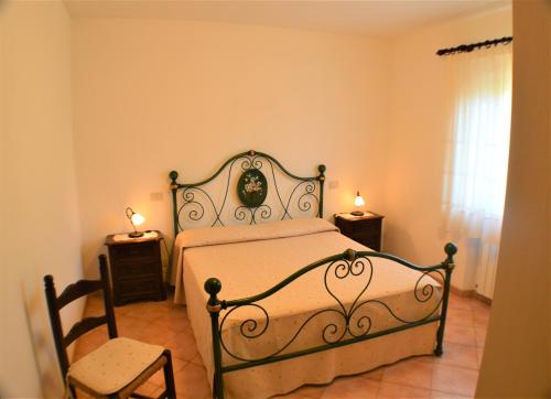 1 dormitorio con 1 cama, 2 mesas y 1 silla en casa Carla en Camaiore
