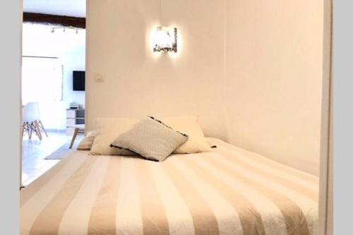 une chambre avec un lit avec un oreiller dessus dans l'établissement Cannes 78 rue meynadier plage, Cannes Lions Festival 3 minutes à pieds, à Cannes