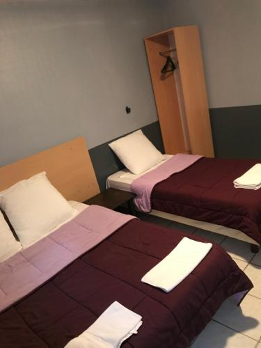 Tempat tidur dalam kamar di FM Hotel