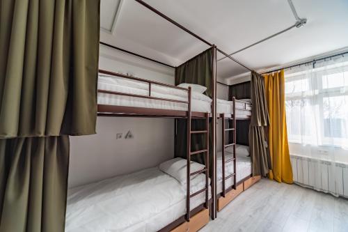 
Двухъярусная кровать или двухъярусные кровати в номере Uley Hostel
