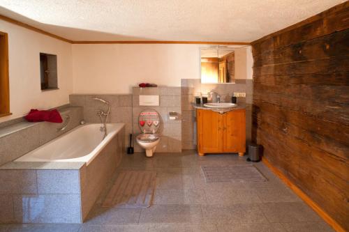 Kylpyhuone majoituspaikassa Wald-Ferienhaus-Seefried