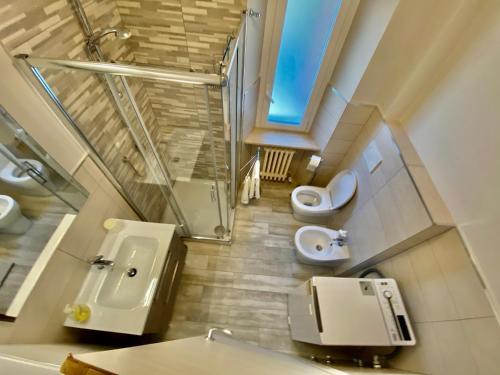 uma casa de banho com um lavatório e um WC em Cingohouse em Marcelli