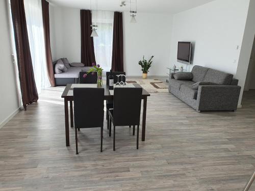 een eettafel en stoelen in de woonkamer bij Quiet Place in Achern