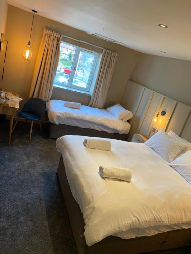Mansfield WoodhouseにあるLodge at Tap Hausのベッドが2つと窓があるホテルの部屋