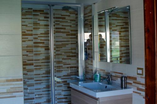a bathroom with a sink and a mirror at BnB acasaconme in Lucito