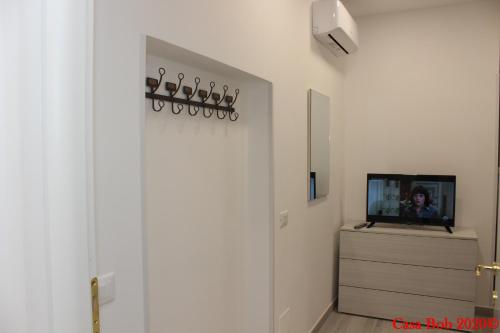 a room with a tv and a door with a tv and a cabinet at casa bob alloggio turistico in Fondi