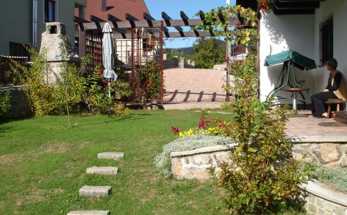 Κήπος έξω από το Apartman Ksenija Delnice