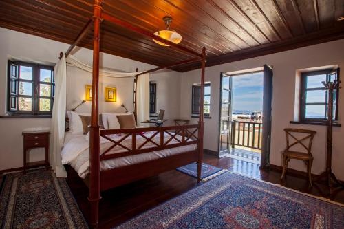 1 dormitorio con cama con dosel y balcón en Medieval Dreams Villa en Rodas