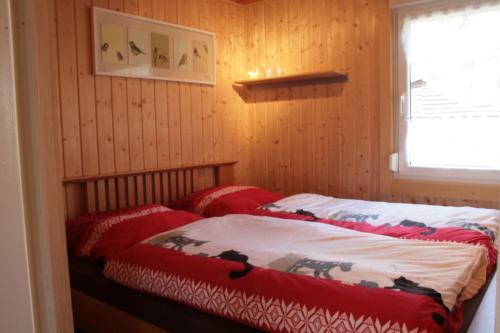 Tempat tidur dalam kamar di Ferienhäuser Ohratalsperre
