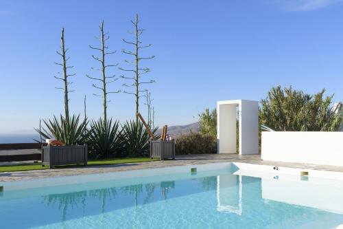 a swimming pool in a villa with a view at Casa Amanecer II in Mácher