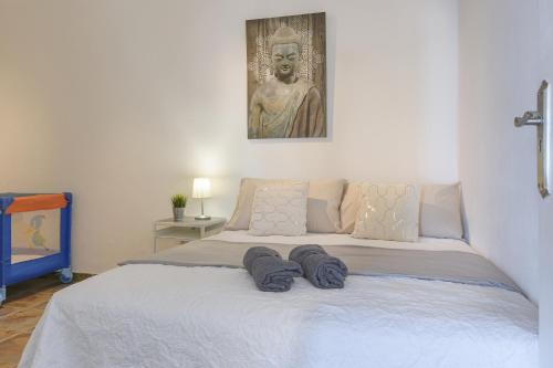 a bed in a bedroom with a painting on the wall at Casa Amanecer II in Mácher