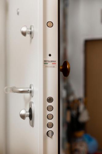 a close up of a door with two knobs at Sui Tetti, Caressa de mä in Bordighera
