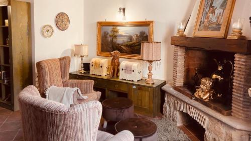 a living room with two chairs and a fireplace at Alloggio turistico S.Pellegrino 45 in Viterbo