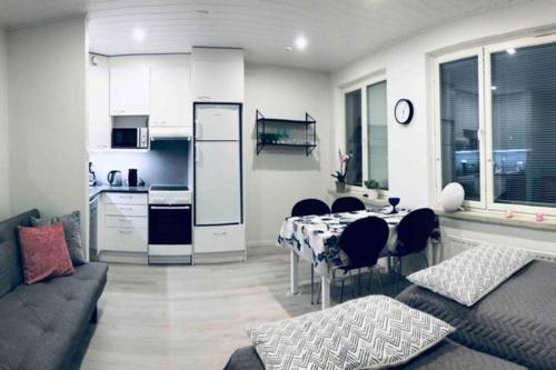 拉赫蒂的住宿－Studio Vescu，厨房以及带桌椅的起居室。