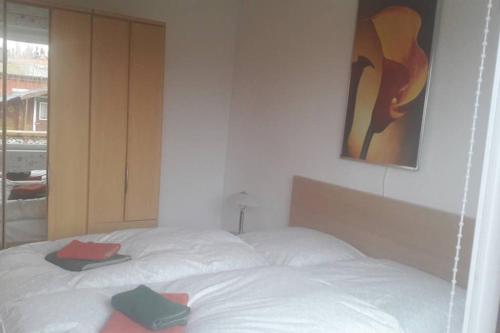 - une chambre avec un lit blanc et 2 livres dans l'établissement Das Haus am See, à Klein Sprenz
