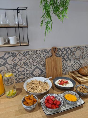 een tafel met borden en fruitschalen bij Domaine de Fleurie in Tursac