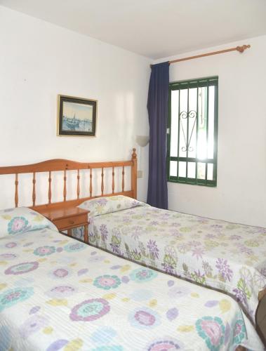 two beds sitting next to each other in a bedroom at Sunny Silencio Park in Arona