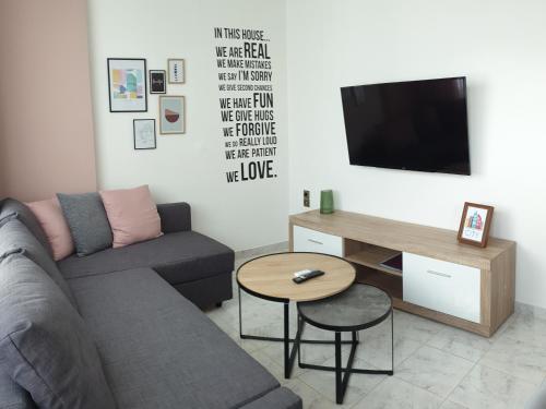 ein Wohnzimmer mit einem Sofa und einem TV in der Unterkunft City House Elegant in Kalamata