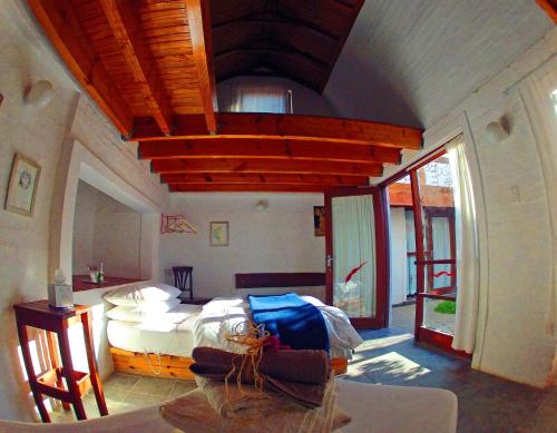 ein Schlafzimmer mit einem großen Bett in einem Zimmer in der Unterkunft Alternative Space B & B in Swakopmund