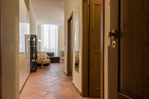 einen Flur mit Tür und Wohnzimmer in der Unterkunft Appartamento Salimbeni in Siena