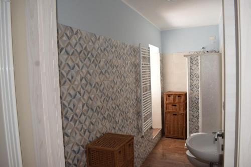 un bagno con un water e un lavandino di La Dimora di Lalla a Lanciano